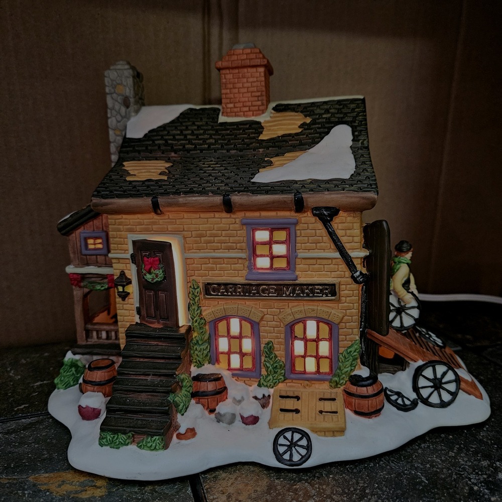 Carole Towne Carriage Maker 2002 •Lighted Shop w/ Cord •Lemax Manufactured • Box
